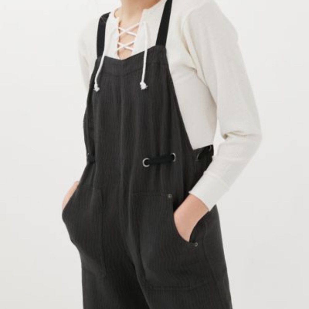 UO MIKEY LINEN backless overall